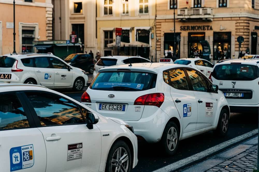 By downloading taxi apps in Rome you can avoid waiting in long lines at taxi ranks.